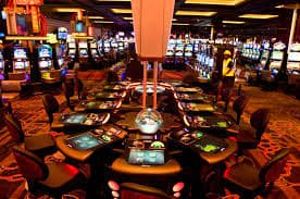 Pengguna menikmati permainan sportsbook dan live casino di pamantogel melalui perangkat mobile dengan tampilan bahasa Indonesia.